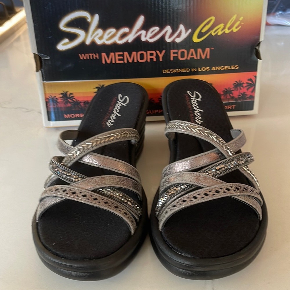 Skechers rumbler memory foam sandal in pewter size 7